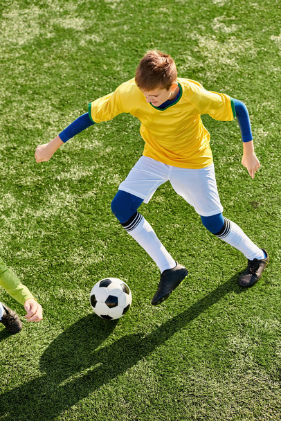 Zwei junge Männer kicken energisch einen Fußball auf einem Rasenplatz hin und her. Ihre schnellen Bewegungen und ihre geschickte Beinarbeit zeigen ihre Leidenschaft für den Sport bei einem Freundschaftsspiel des Fußballs.. - Foto, Bild