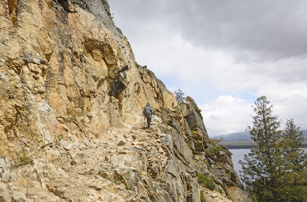 Senderismo por un sendero rocoso en las montañas
 - Foto, imagen