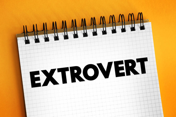 Extrovert jsou ti, kteří mají rádi být kolem jiných lidí, textový koncept na notepad - Fotografie, Obrázek