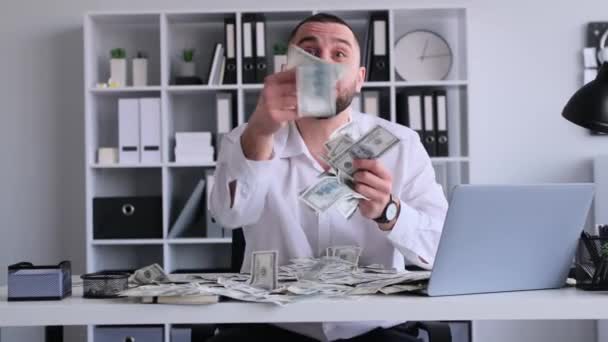 Boldog kaukázusi férfi alkalmazott ünnepli a sikert és szórja a pénzt, hivatalban dolgozik. Örül a pénzügyi növekedés, a sikeres üzlet, a pénznyeremény. - Felvétel, videó