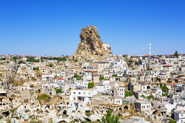 Prachtig uitzicht op Ortahisar en zijn rotskasteel, een van de hoogste punten in Cappadocië - Foto, afbeelding