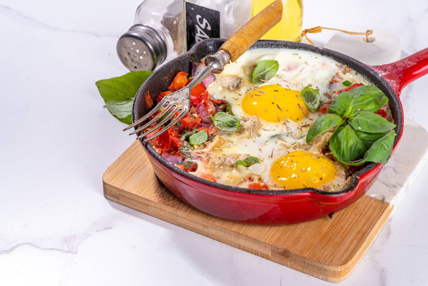 Shakshuka, Domates soslu kızarmış yumurta ve porsiyonlu tavada sebze. Lezzetli Orta Doğu Avrupa kahvaltısı - Fotoğraf, Görsel