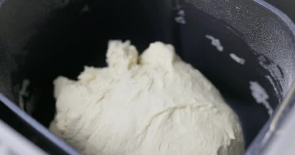 Massa de pão em uma panela de máquina de pão preto. Imagem de perto do processo de cozedura. Cozinhar e casa conceito de cozimento. Imagens 4k de alta qualidade - Filmagem, Vídeo