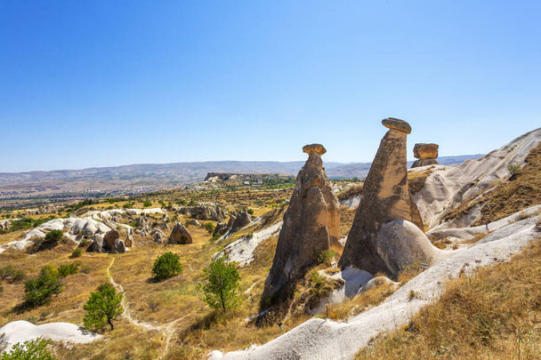 Três graças, colinas de rocha no vale de Devrent, Capadócia, Nevsehir, Turquia - Foto, Imagem