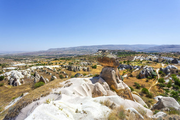 Tres gracias, colinas de roca en el valle de Devrent, Capadocia, Nevsehir, Turquía - Foto, Imagen