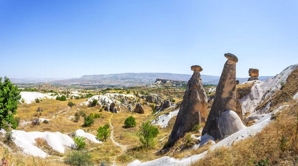 Tres gracias, colinas de roca en el valle de Devrent, Capadocia, Nevsehir, Turquía - Foto, imagen