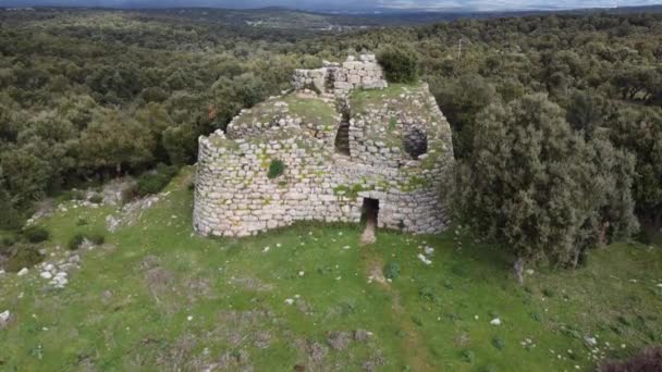 vista aérea nuraghe Loelle Sitio arqueológico Nuragic situado en el municipio de Buddus en el centro de Cerdeña - Metraje, vídeo