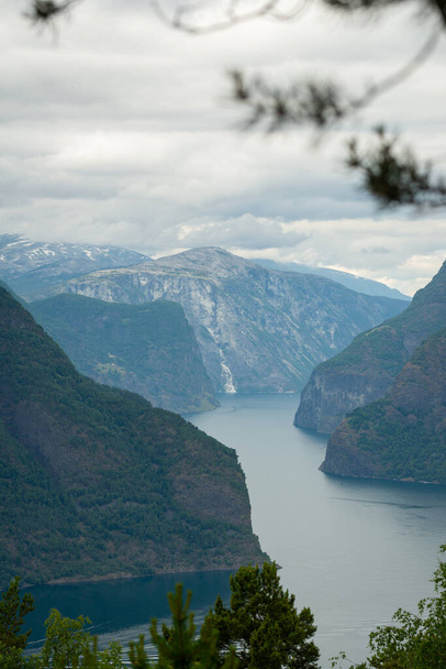 Természeti kilátás norvég hegyek stegastein szempontból egy felhős nyári napon. Kék UV sugárzás a hegyekben.. - Fotó, kép
