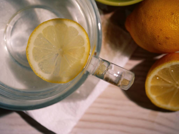 Hot Lemon nápoj pro přirozenou léčbu nachlazení a chřipky přírodní léčba nachlazení a chřipky zblízka nad hlavou plochý ležel výstřel selektivní zaměření - Fotografie, Obrázek