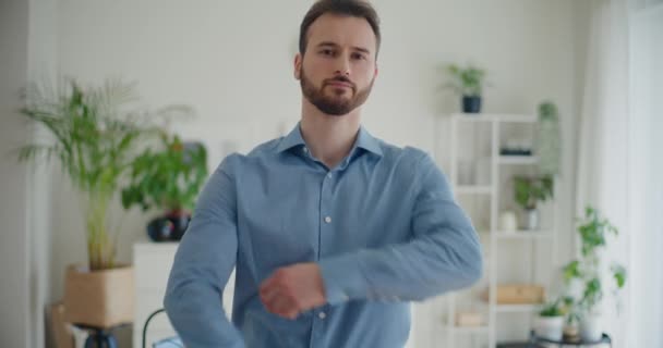 Κλείδωμα πορτρέτο του όμορφου επιχειρηματία κρατώντας ψηφιακή πλακέτα, ενώ στέκεται με τα χέρια σταυρωμένα σε εταιρικό χώρο εργασίας - Πλάνα, βίντεο