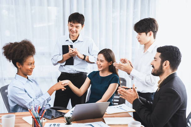 多様な同僚が、職場での握手やチームワークで成功を祝います。オフィスで握手することによって連帯して団結幸せな専門家の多文化チーム。契約書 - 写真・画像