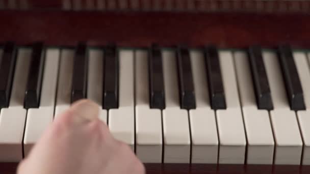 Крупним планом пальці піаніста на клавішах піаніно. Чоловіки, які вивчають музику, грають соло. Повільний рух. Копіювати простір - Кадри, відео