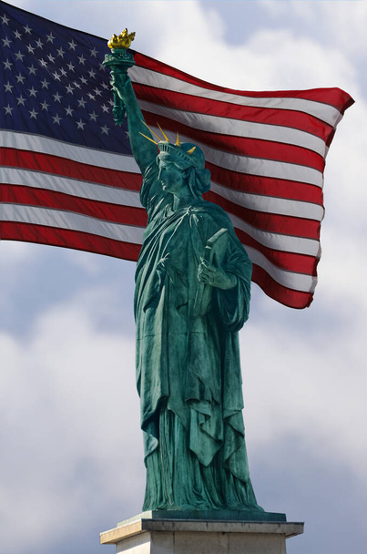 Kolaż Statuy Wolności nad flagą amerykańską - Zdjęcie, obraz