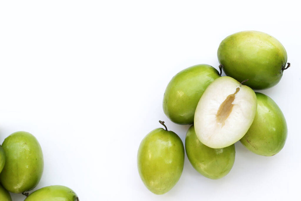 Grüne Jujube-Früchte auf weißem Hintergrund. - Foto, Bild