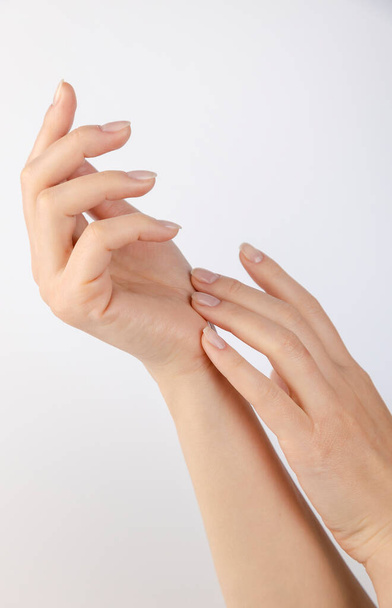 Frauenhände auf weißem Hintergrund. Zwei weibliche Hände. Das Konzept der Hände - Foto, Bild