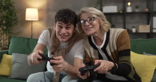 adolescente macho y su madre madura mujer hombre jugar consola de videojuegos - Metraje, vídeo