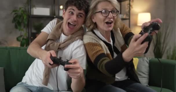 adolescente masculino e sua mãe mulher madura homem jogar console vídeo game - Filmagem, Vídeo
