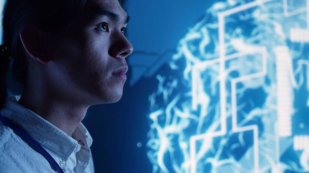 Közeli admin nézi hologram mesterséges intelligencia kognitív számítástechnika emberi agy szimuláció. A gépi tanulási algoritmusokat bemutató AR AI vizualizációval interakcióba lépő tapasztalt technikus - Fotó, kép