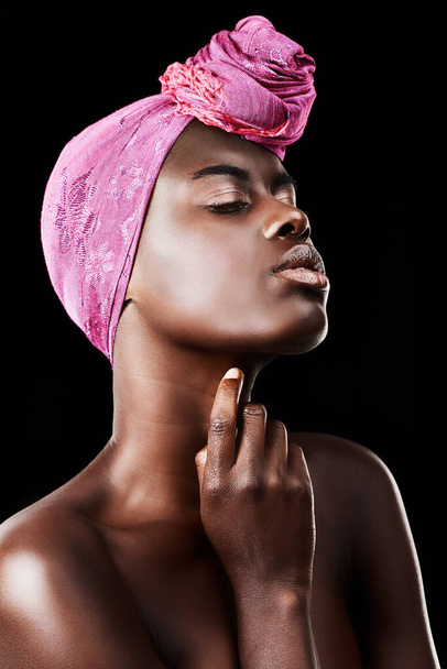 Μαύρη γυναίκα, περικάλυμμα κεφαλής και ομορφιά με προφίλ, περιποίηση δέρματος και φυσικά καλλυντικά στο στούντιο. Παραδοσιακή, τουρμπάνι και αφρικανική μόδα με περιποίηση ευεξίας και λάμψης δέρματος με μακιγιάζ και σκούρο φόντο. - Φωτογραφία, εικόνα