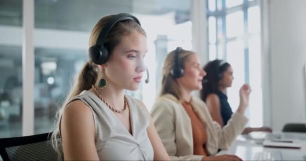 Twarz, kobieta i słuchawki w biurze call center do obsługi klienta, doradztwo i crm biznesu. Kobieta doradca lub agent, telemarketing przychodzący i słuchanie lub komunikowanie się o wsparcie - Materiał filmowy, wideo
