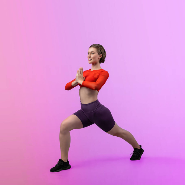 La gaieté pleine longueur du corps a tiré la femme sportive et sportive faisant la posture saine et méditative d'entraînement d'exercice de yoga sur fond isolé. Mode de vie sain et actif - Photo, image