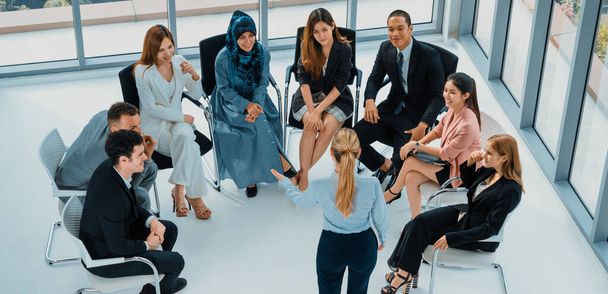 Geschäftsfrauen und Geschäftsleute, die an einer Konferenz zum Gruppentreffen im Büroraum teilnehmen. Corporate Business Team Konzept. uds - Foto, Bild