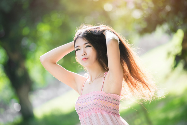 Chica bonita en el parque con sol día
 - Foto, imagen
