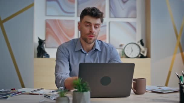 Přepracovaný chlap, co se dívá na monitor na záběru. Zamračený neoholený muž, který vypadá jako řešení, se cítí unavený na pracovišti. Vyčerpaný podnikatel dotýká hlavy čtení e-mailu v kabinetu sám - Záběry, video
