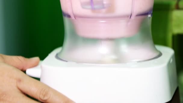 Hogy eper smoothie egy turmixgép - Felvétel, videó