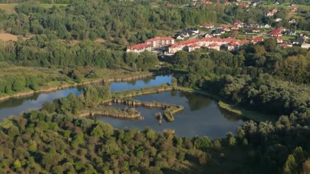 Gyönyörű táj tavak hegyek Bieszczady Sanok Aerial View Lengyelország. Kiváló minőségű 4k felvételek - Felvétel, videó