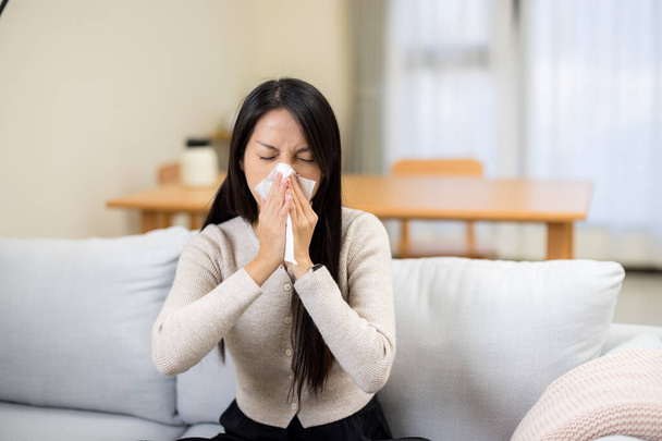 Gripe femenina y estornudos en casa - Foto, imagen