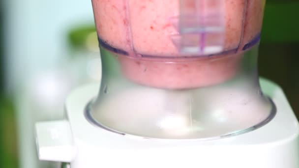Making strawberry smoothie in a Blender - Video, Çekim