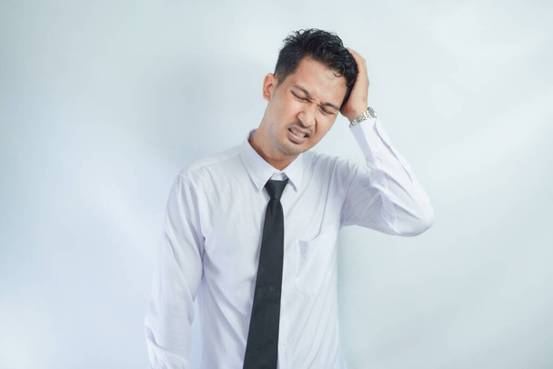Volwassen Aziatische man kreeg pijnlijke hoofdpijn gebaar - Foto, afbeelding