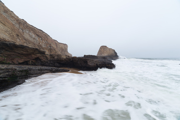 沿岸の岩と日の出オーシャン ビーチの波 - 写真・画像