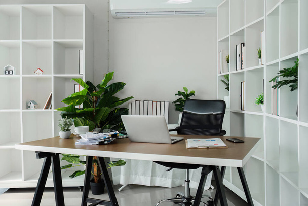 Офисный стол с офисным оборудованием обеспечивает свежий воздух, рабочую зону и копировальную зону. - Фото, изображение