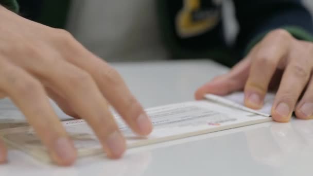 Mann reißt Scheck aus Bankbuch - Filmmaterial, Video