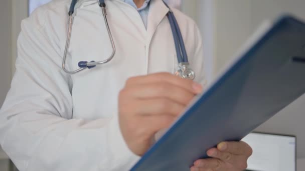 Doctor Writing Medisch Verslag van de patiënt - Video