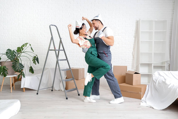 Krásný mladý šťastný pár dělá opravy v jejich novém domě - Fotografie, Obrázek