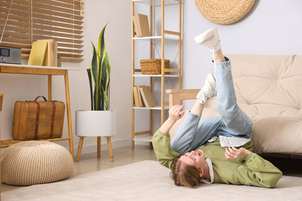 Gefallene junge Frau mit ungebundenen Schnürsenkeln auf dem Boden zu Hause. Trauma-Konzept - Foto, Bild