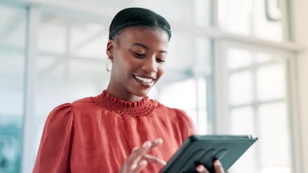 Чорна жінка, друкує і переглядає з планшетом в офісі для спілкування, досліджень або мереж. Обличчя африканської жінки або співробітниці, що прокручують технології онлайн-пошуку на робочому місці. - Кадри, відео