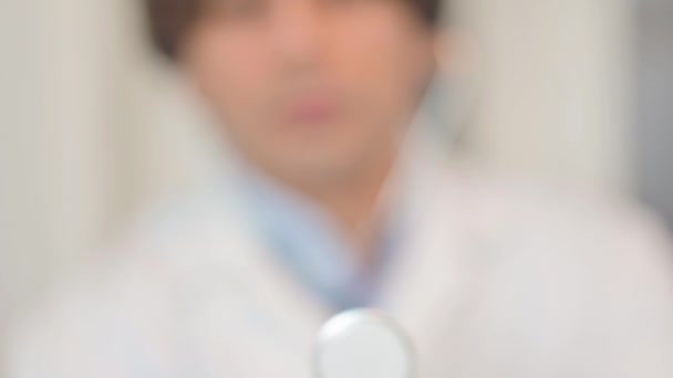 Γιατρός που δείχνει στηθοσκόπιο, έτοιμος για check-up - Πλάνα, βίντεο