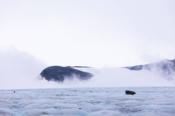 Een prachtig landschap van ijs op een kleine gletsjer in het Sarek National Park in Zweden. Het wilde landschap van Noord-Europa. - Foto, afbeelding