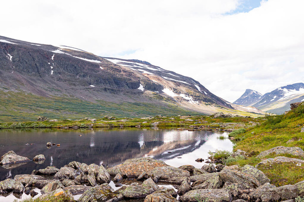 Um belo pequeno lago de montanha no Parque Nacional de Sarek, Suécia, durante agosto. Paisagem de verão da natureza selvagem do norte na Escandinávia. - Foto, Imagem