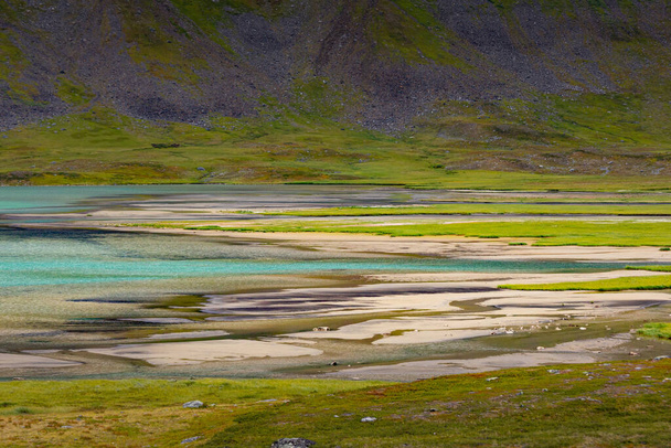 Een prachtig bergmeertje in Sarek National Park, Zweden tijdens augustus. Zomer landschap van de noordelijke wildernis in Scandinavië. - Foto, afbeelding