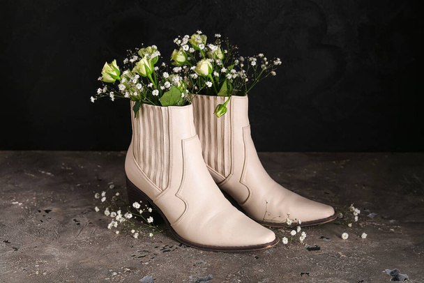 Béžové boty s květinami na černém pozadí - Fotografie, Obrázek