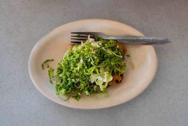 Arany taco salátával, mexikói kaja szöveggel. - Fotó, kép