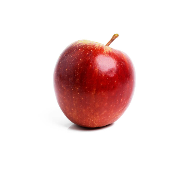 Яблуко, їжа і здоров'я з червоними фруктами в студії ізольовані на білому тлі для дієти, здоров'я або харчування. стійкість, вітаміни та мінерали з органічними продуктами для детоксикації або втрати ваги. - Фото, зображення
