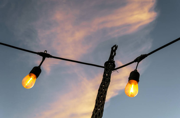 A Vintage bombillas viejas con fondo de cielo al atardecer - Foto, imagen
