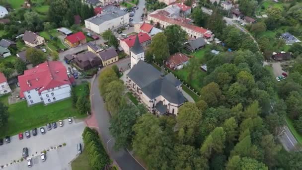 Hermosa iglesia del paisaje Centro de Bircza Vista aérea Polonia. Imágenes de alta calidad 4k - Imágenes, Vídeo