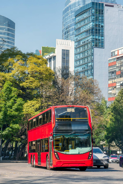 dubbeldekker bus op straat. Turibus uit Mexico City, CDMX, Mexico - Foto, afbeelding